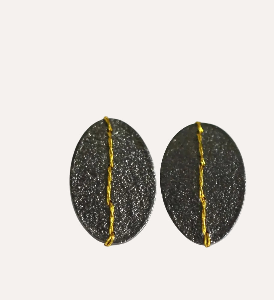 Sewn up earrings small - oxi/gold thread