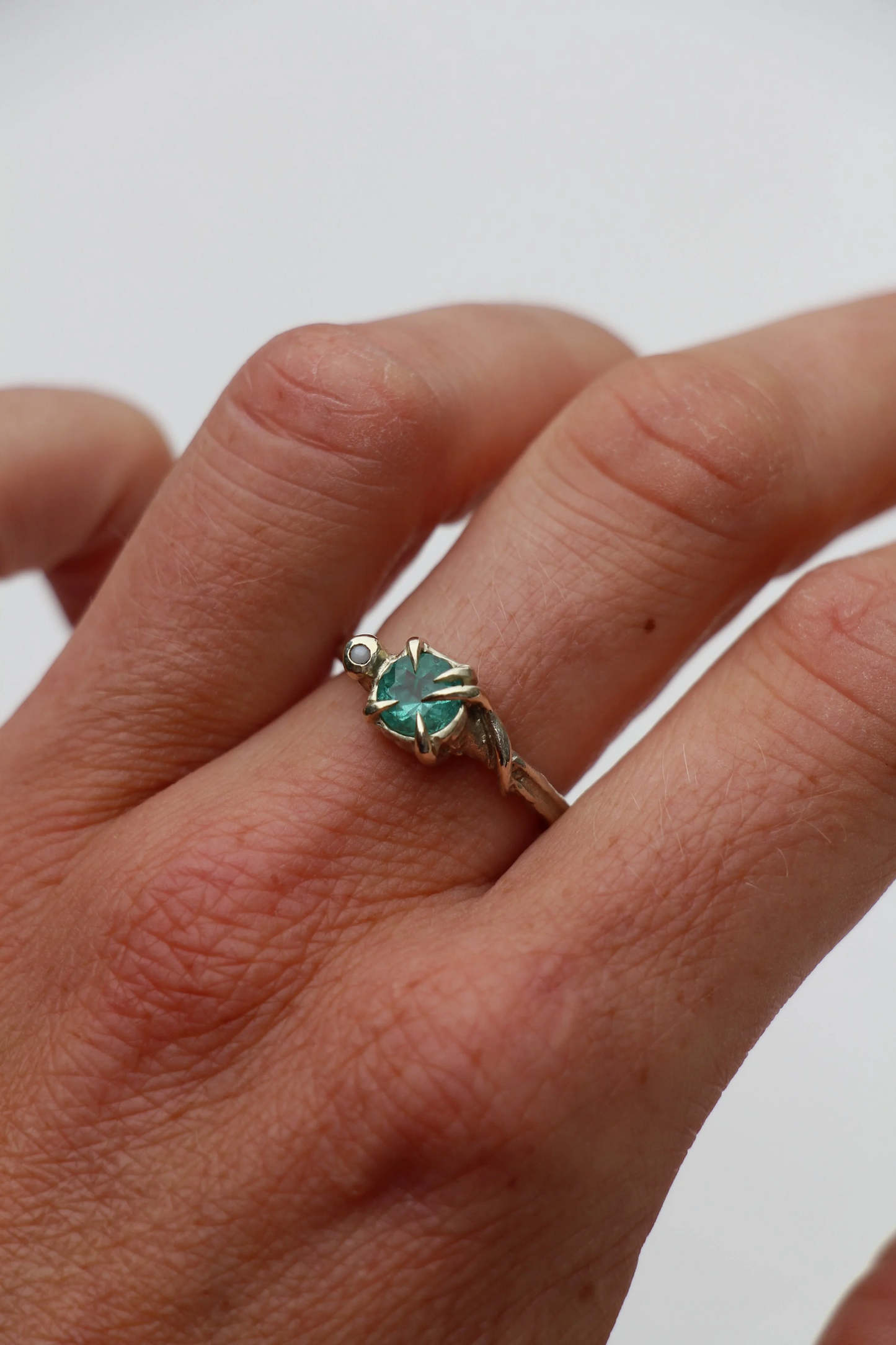 Falklands pearl & 0.84ct emerald ring in 9ct white gold