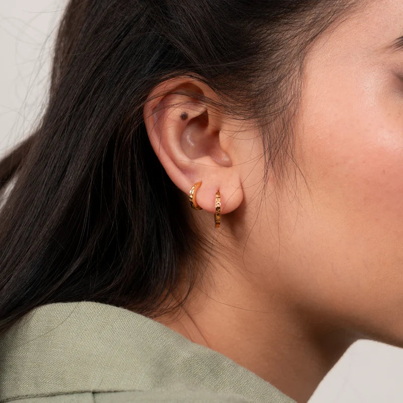Small hammered nomad huggie hoops - Gold vermeil