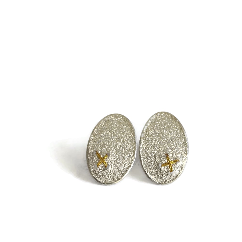 Sewn up earrings small x - gold thread