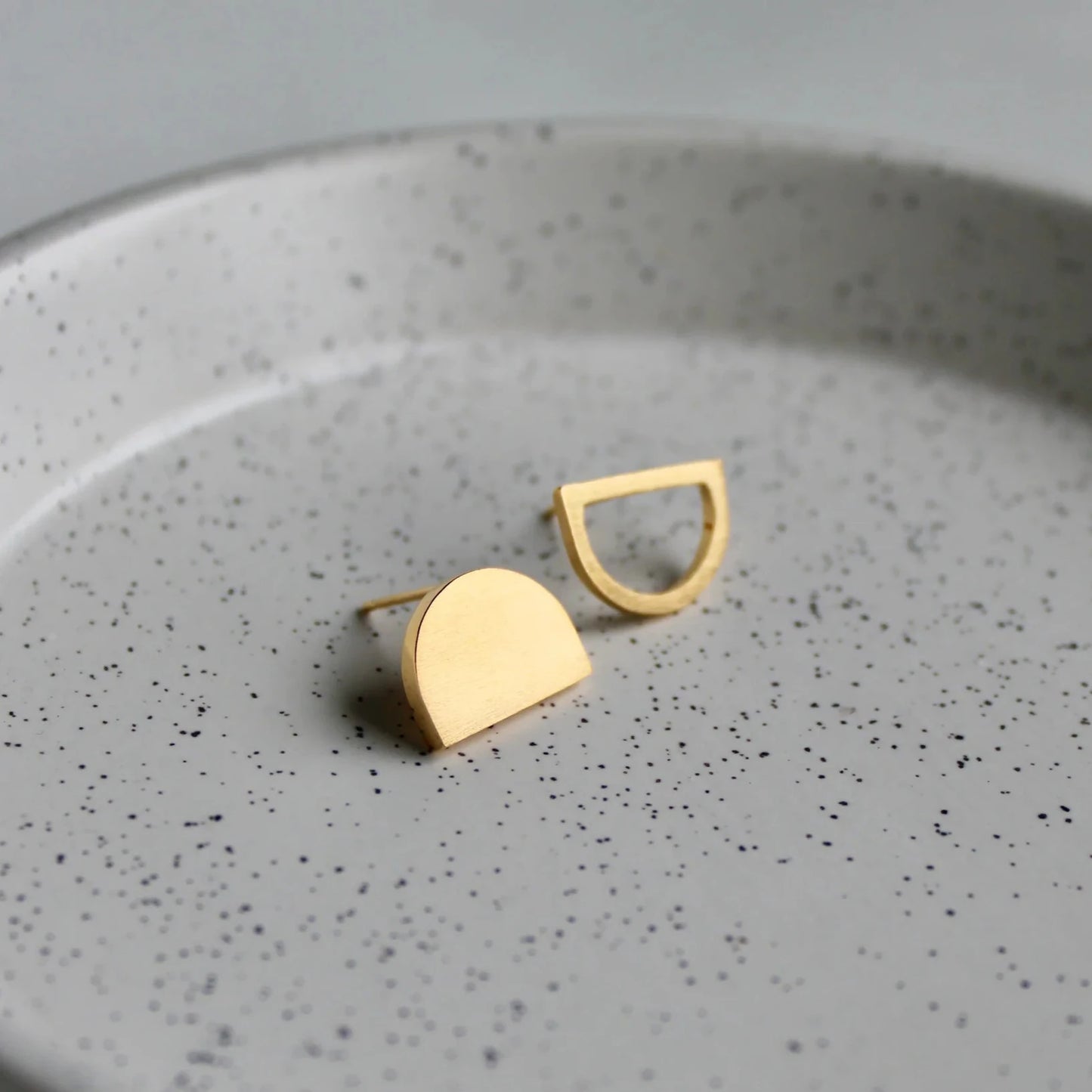 arc odd stud earrings gold