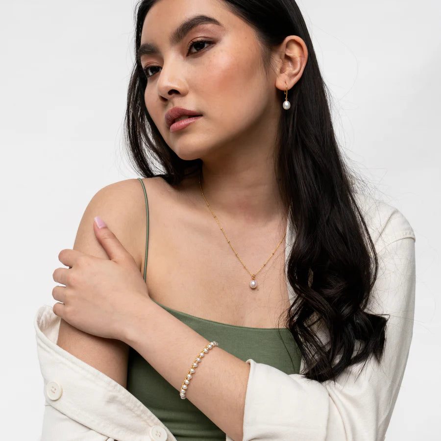 gold and pearl necklace