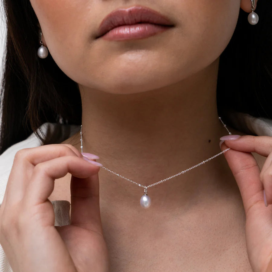 silver and pearl necklace