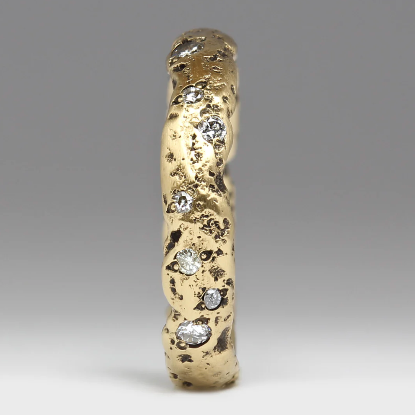 textured gold ring diamonds