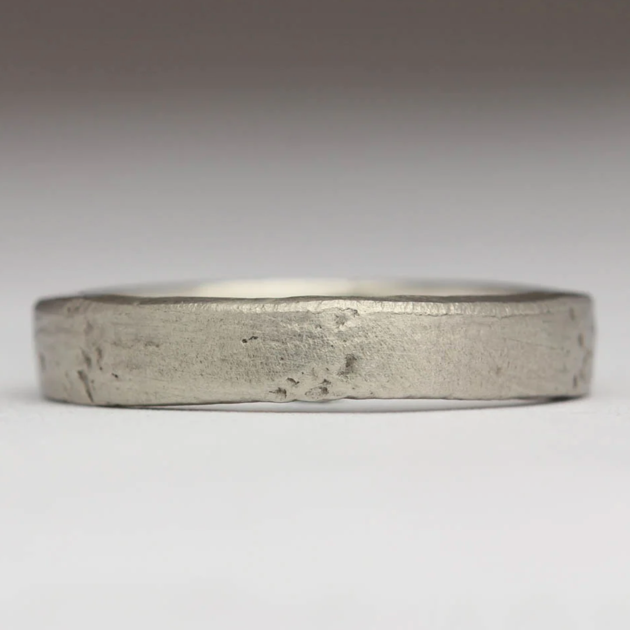 silver wedding ring