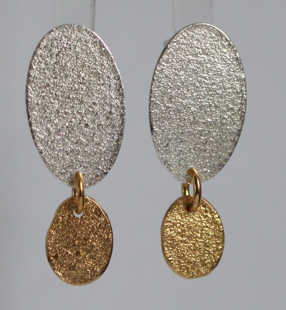 Textured dangly earring - silver/gp