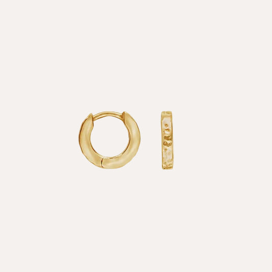 Small hammered nomad huggie hoops - Gold vermeil