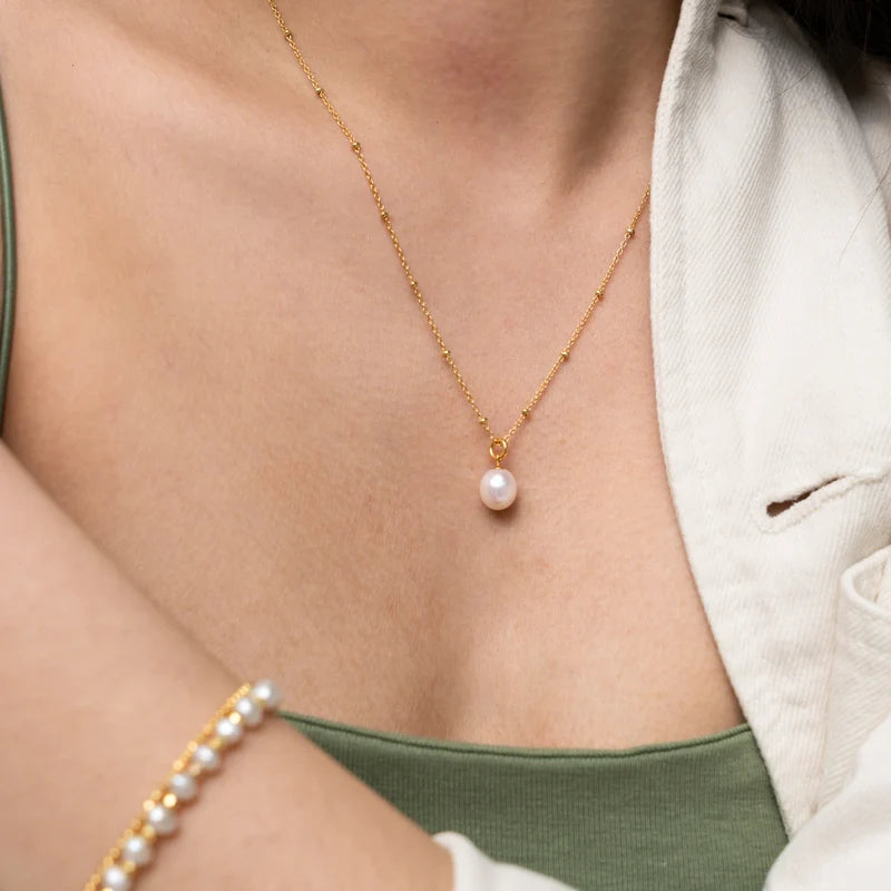 8mm Oval white luna pearl pendant - Gold vermeil