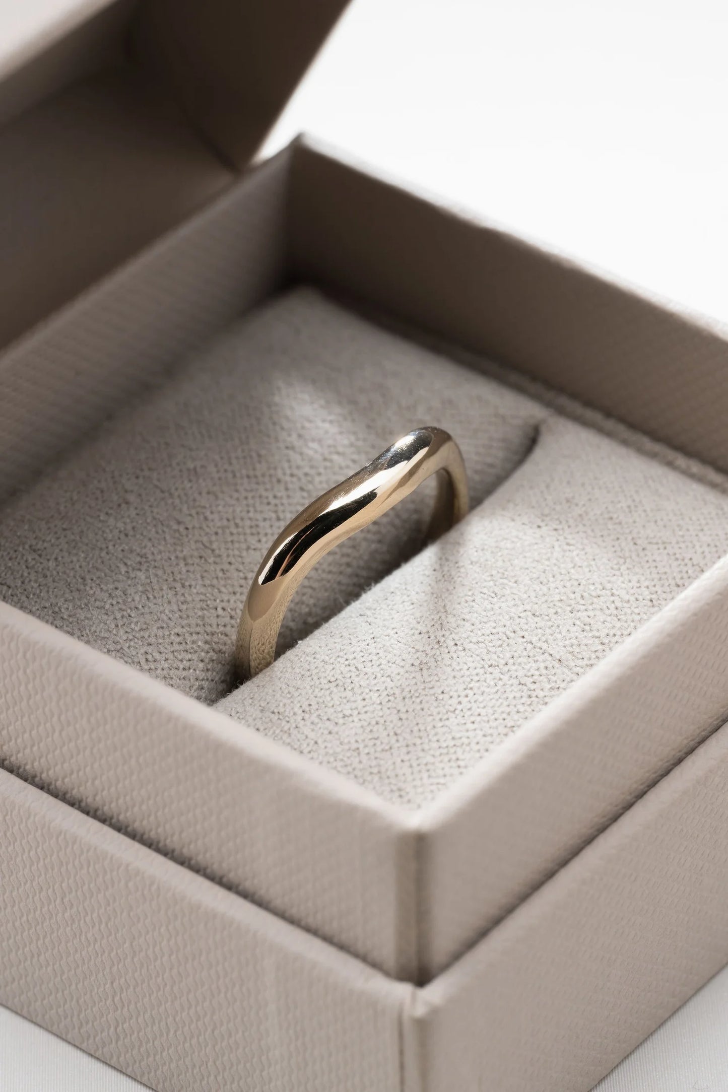 Fine Curve Wedding Ring