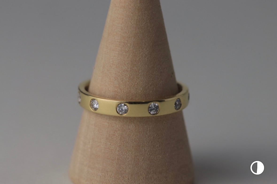 18ct wedding band with 6 diamonds