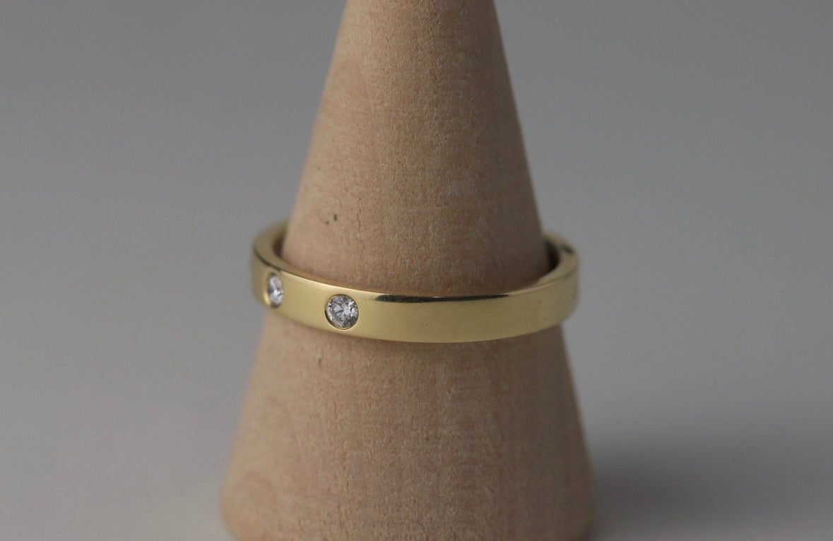18ct wedding band with 6 diamonds