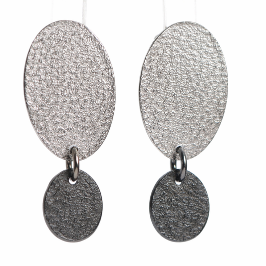 Textured dangly earring - silver/oxi
