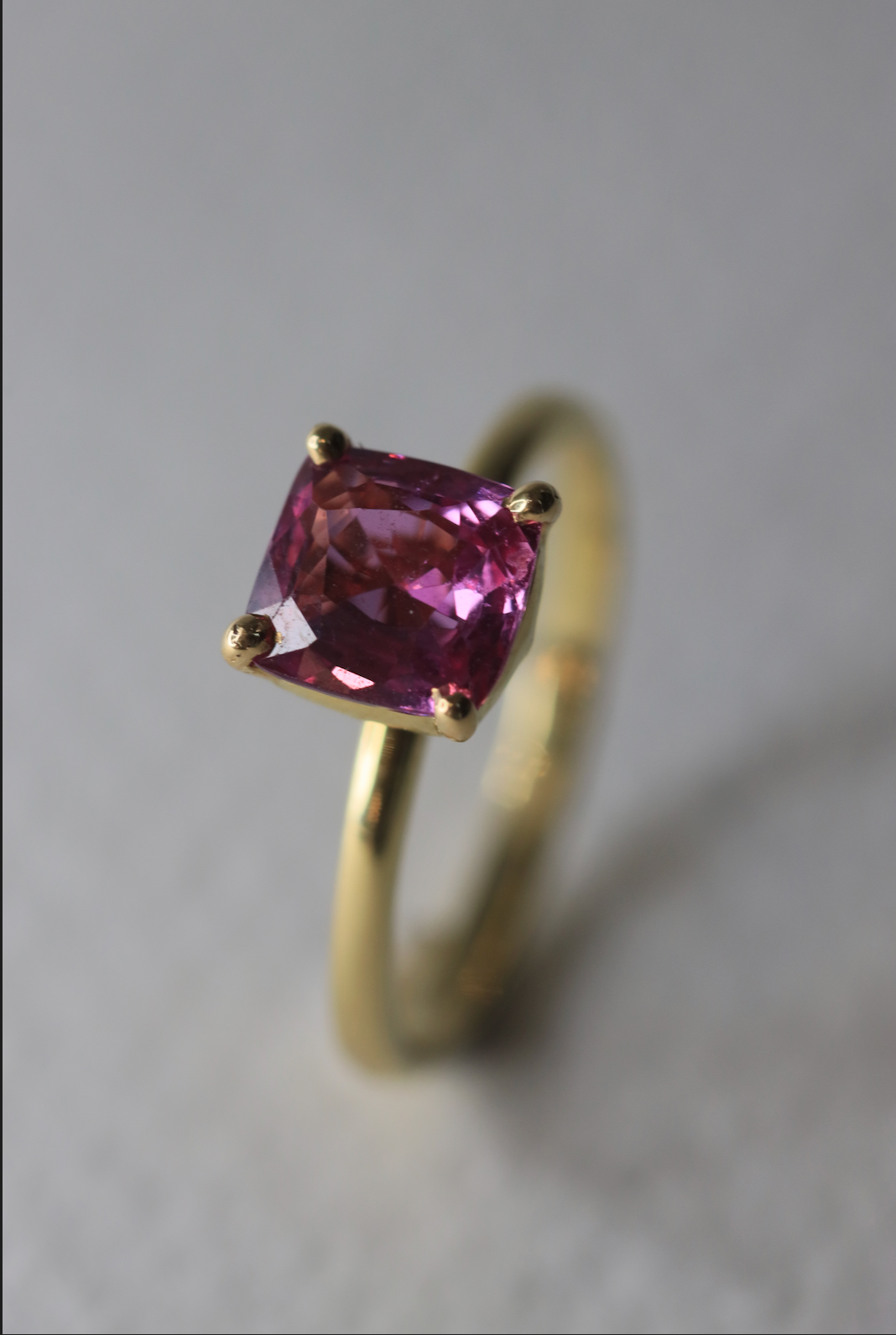 18ct yellow gold pink sapphire solitaire