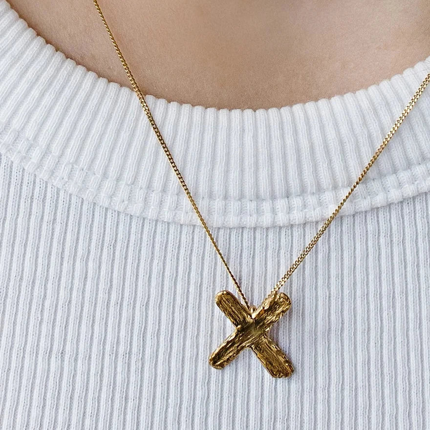 gold kiss pendant 