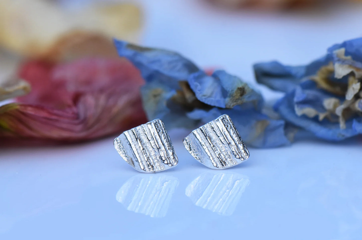 Triangle lined oak studs silver