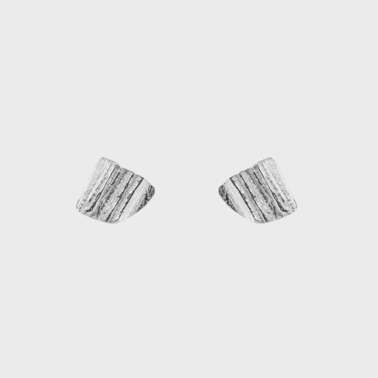Triangle lined oak studs silver